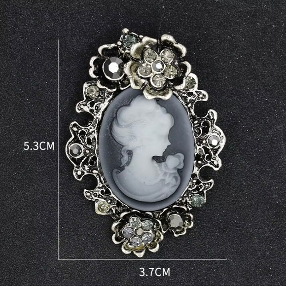 Elegant Black and Silver Cameo Brooch - Picture 2 of 4